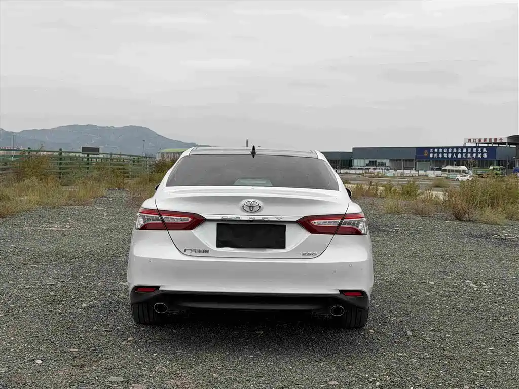 Toyota Camry — миниатюра 5