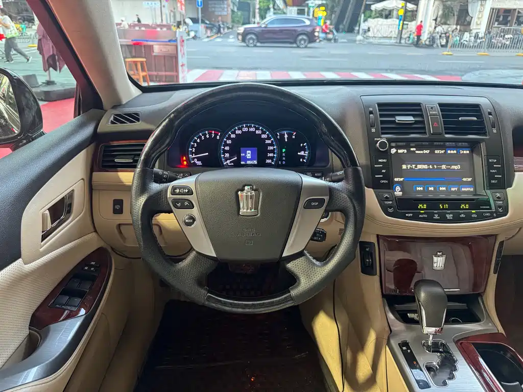 Toyota Crown — миниатюра 15