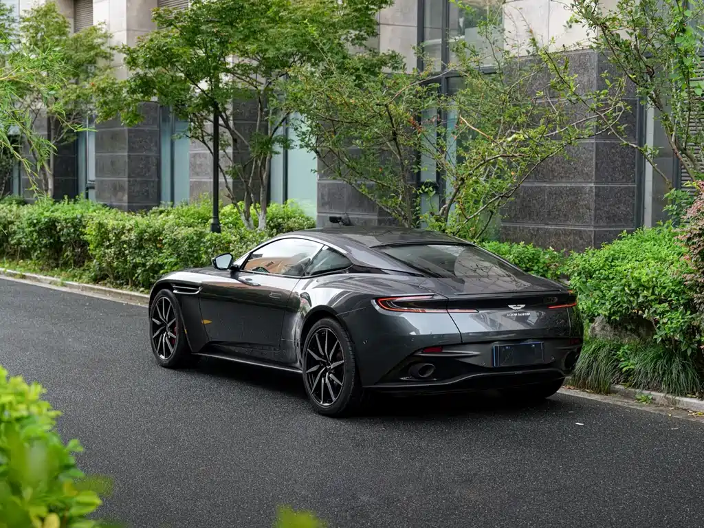 Aston Martin DB11 — миниатюра 5