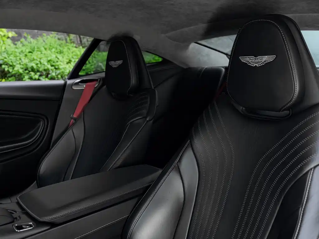 Aston Martin DB11 — миниатюра 12