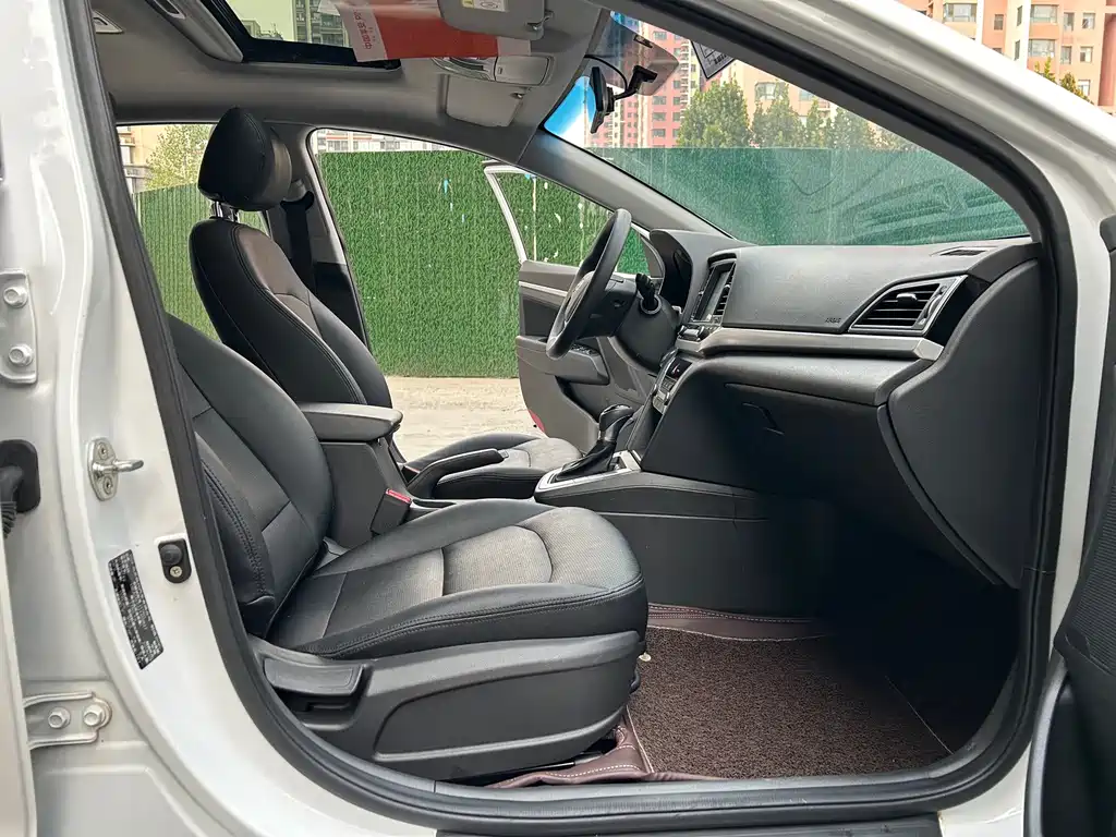 Hyundai Elantra — миниатюра 12