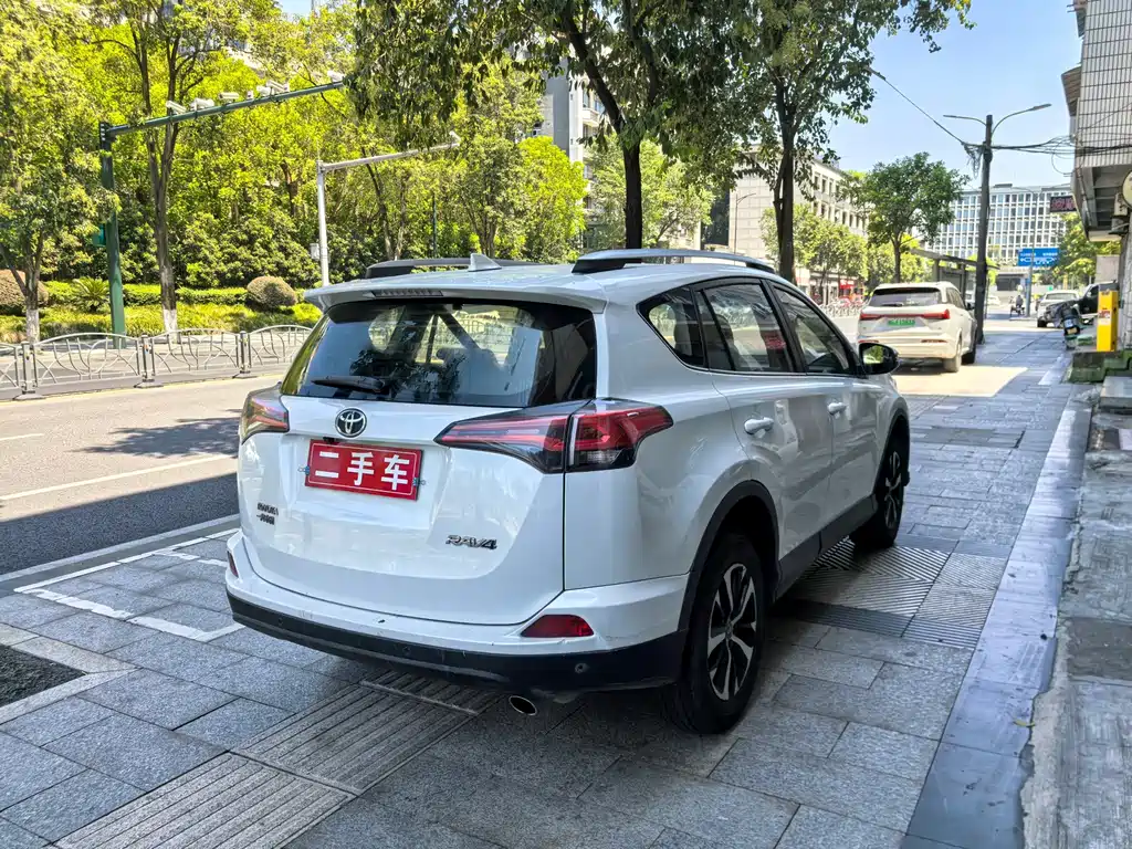 Toyota RAV4 — миниатюра 7