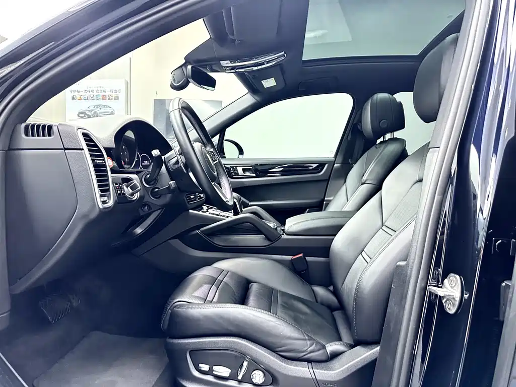 Porsche Cayenne — миниатюра 7