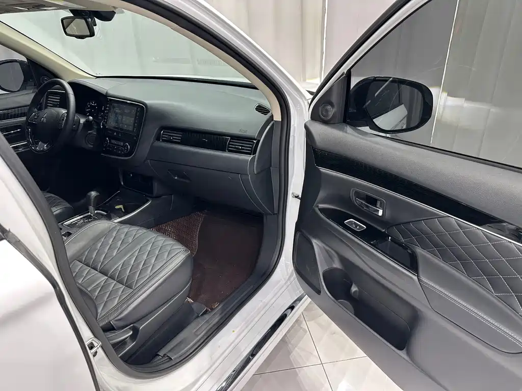 Mitsubishi Outlander — миниатюра 19