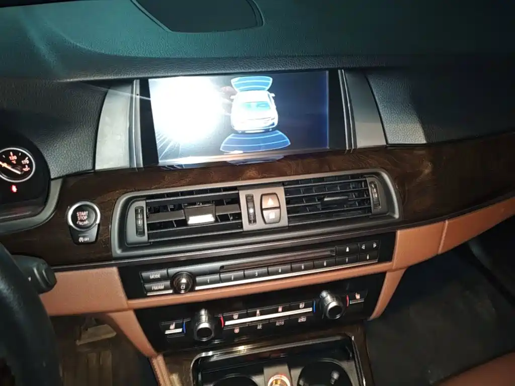 BMW 5 Series — миниатюра 13