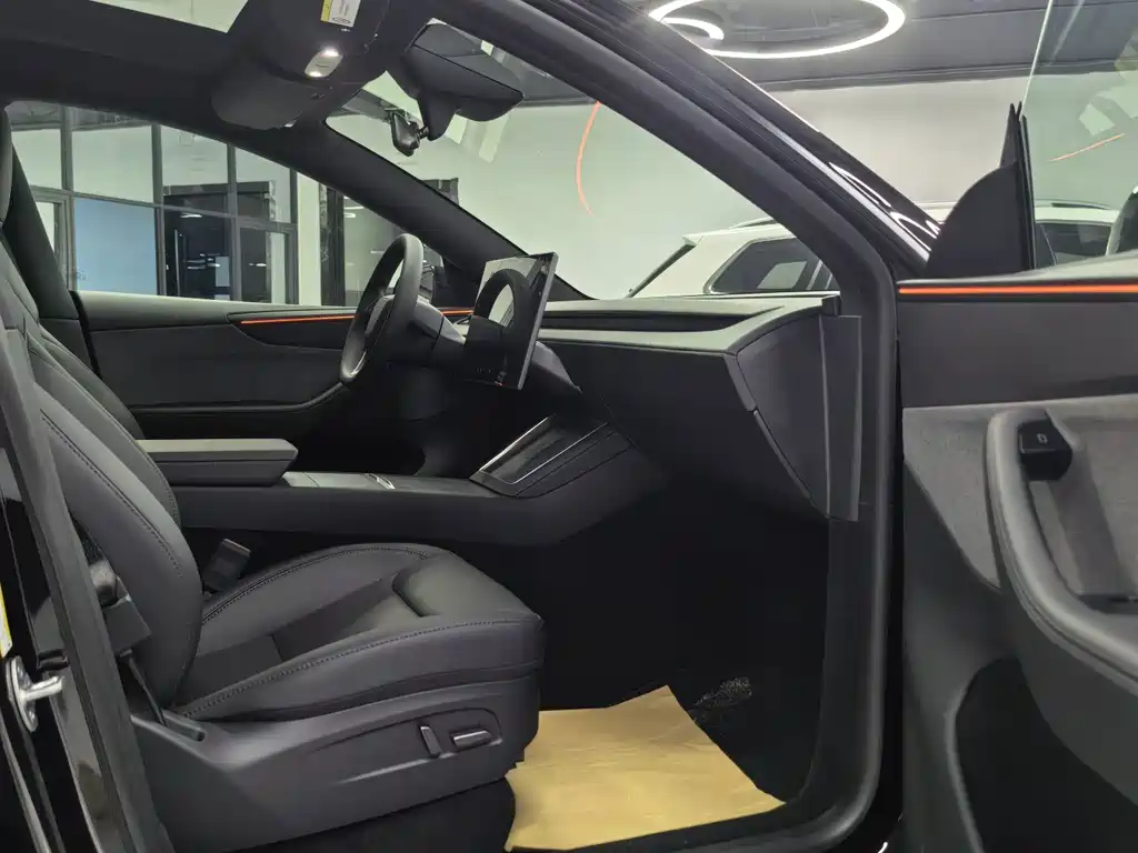 Tesla Model Y — миниатюра 10