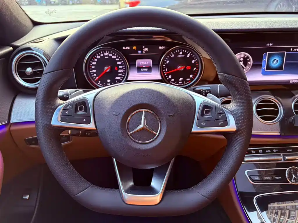Mercedes-Benz E-Class — миниатюра 6