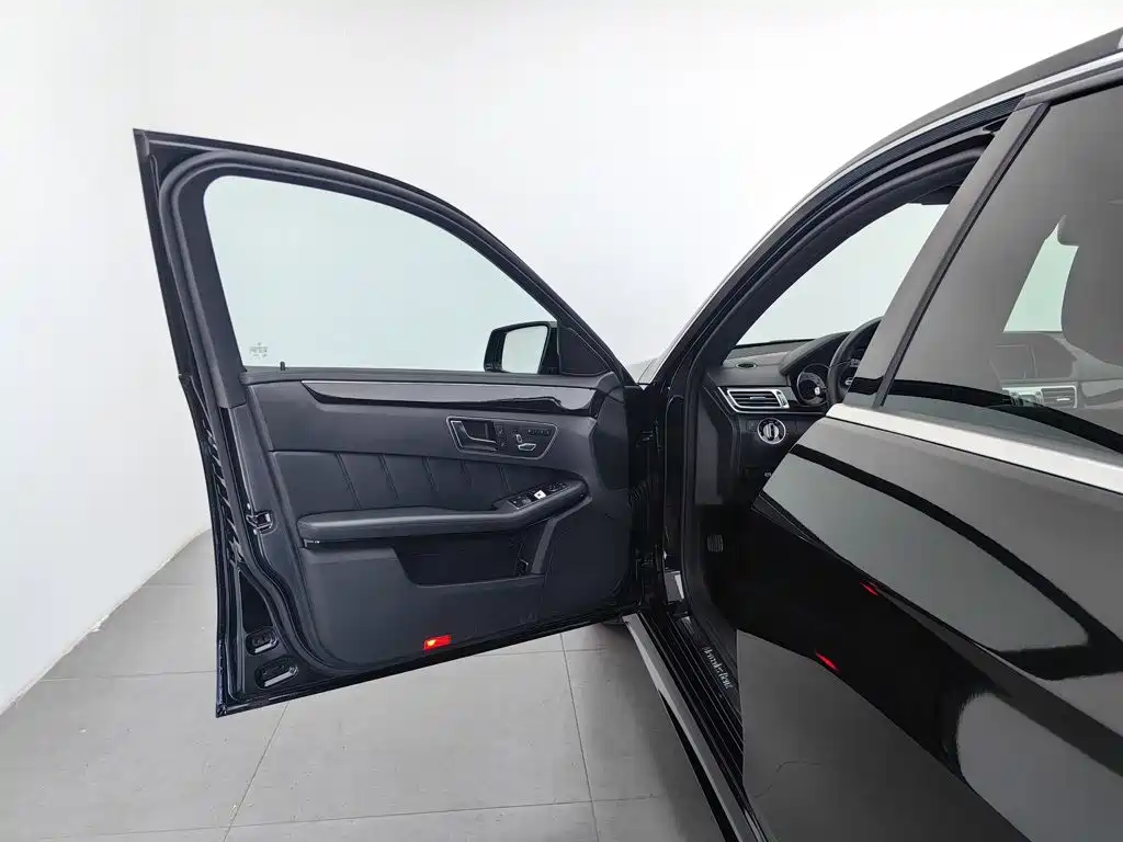 Mercedes-Benz E-Class — миниатюра 8