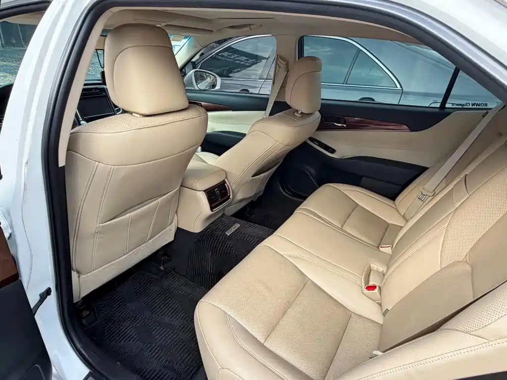 Toyota Crown — миниатюра 4