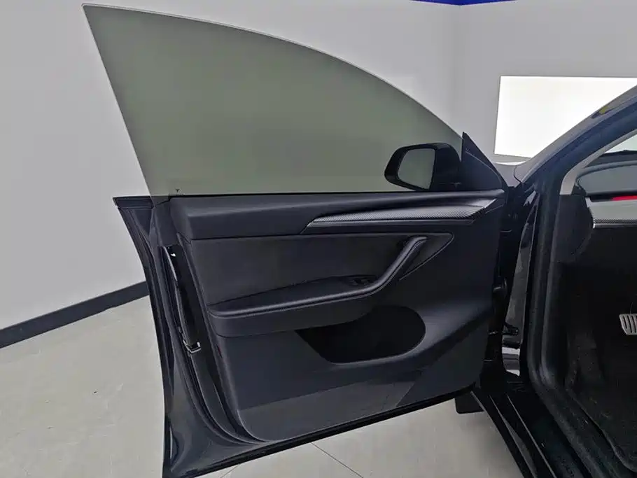 Tesla Model Y — миниатюра 7