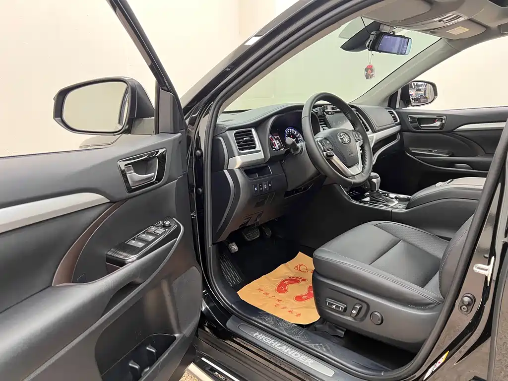 Toyota Highlander 2021 2.0T Luxury 7 мест