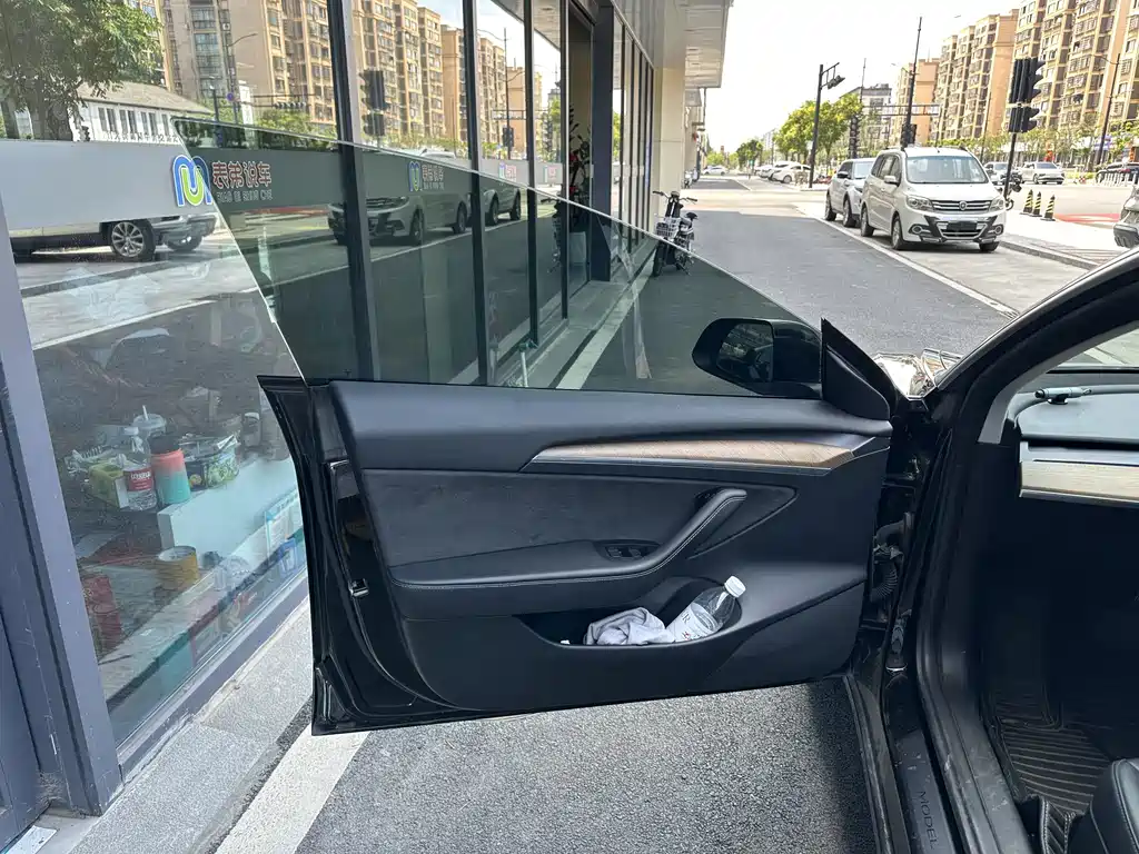 Tesla Model 3 — миниатюра 13