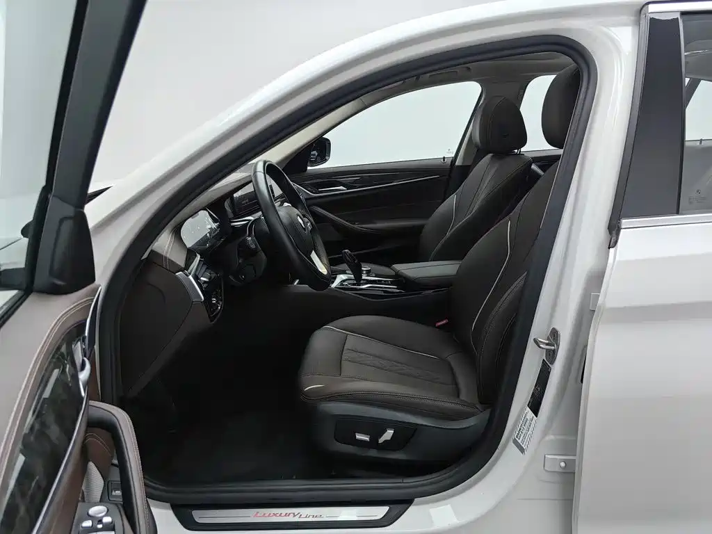 BMW 5 Series — миниатюра 10