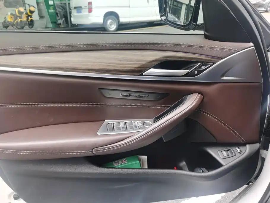 BMW 5 Series New Energy — миниатюра 7