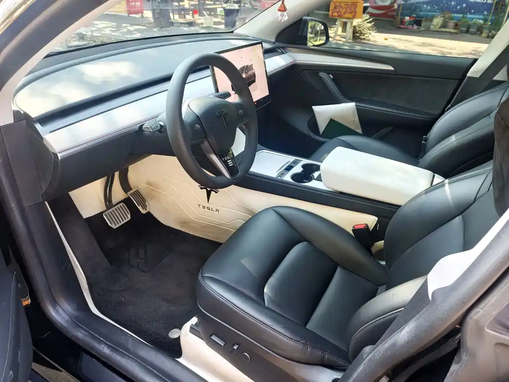 Tesla Model Y — миниатюра 8