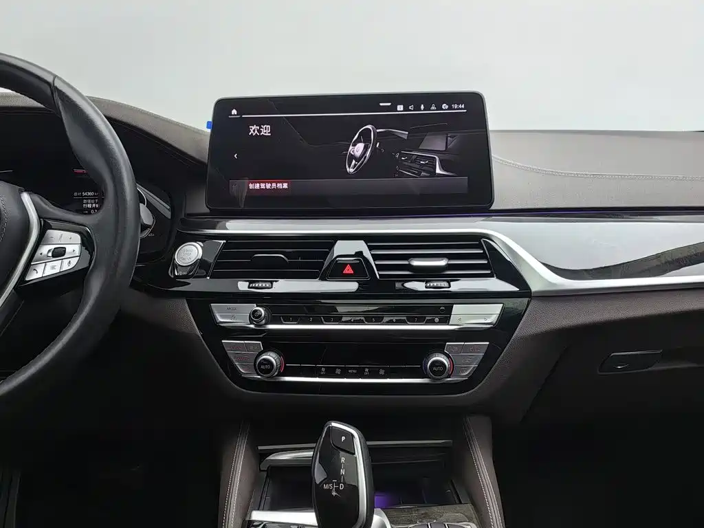 BMW 5 Series — миниатюра 12