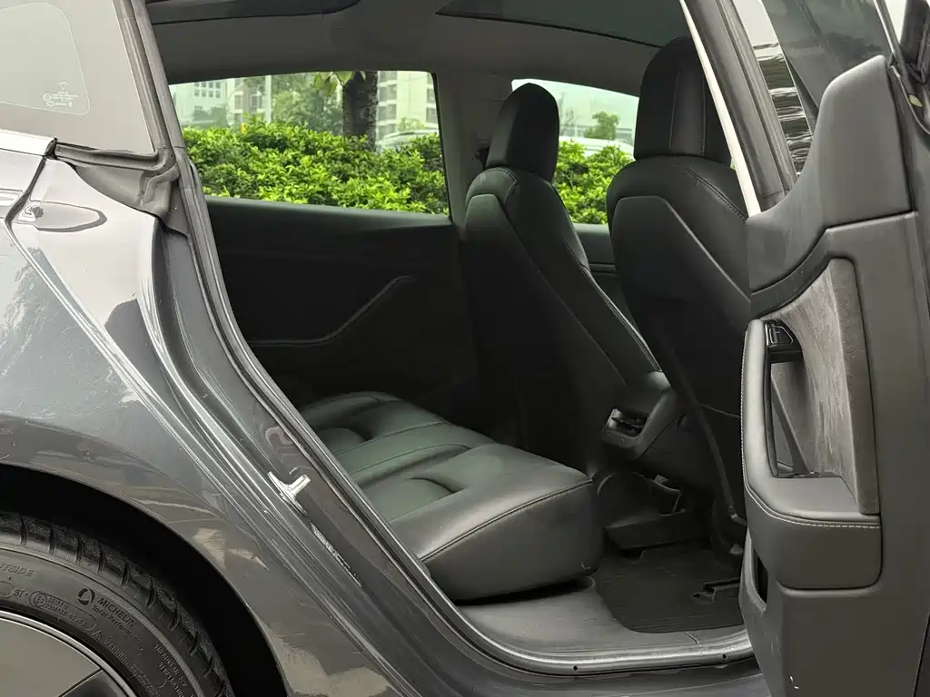 Tesla Model 3 — миниатюра 10