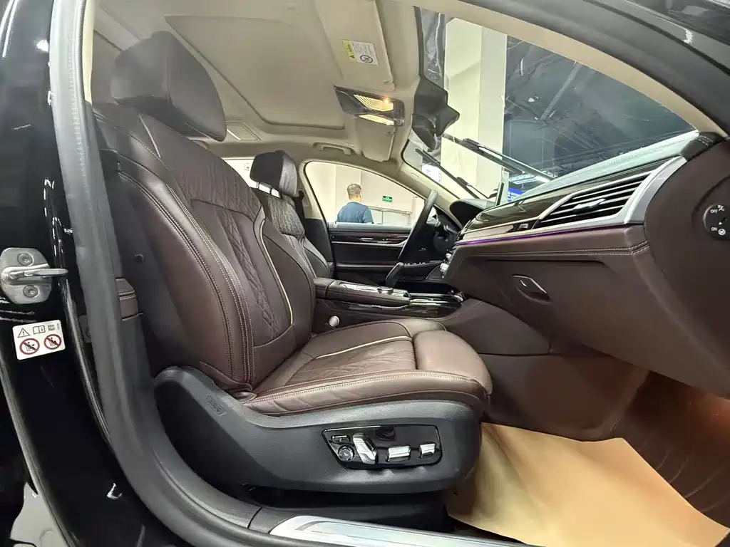 BMW 7 Series — миниатюра 17