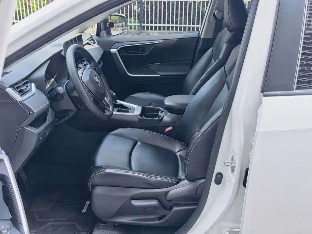 Toyota RAV4 — миниатюра 10