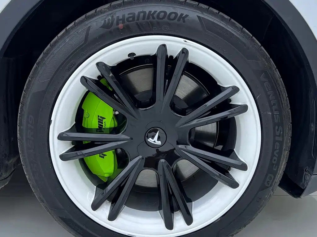 Tesla Model Y — миниатюра 11