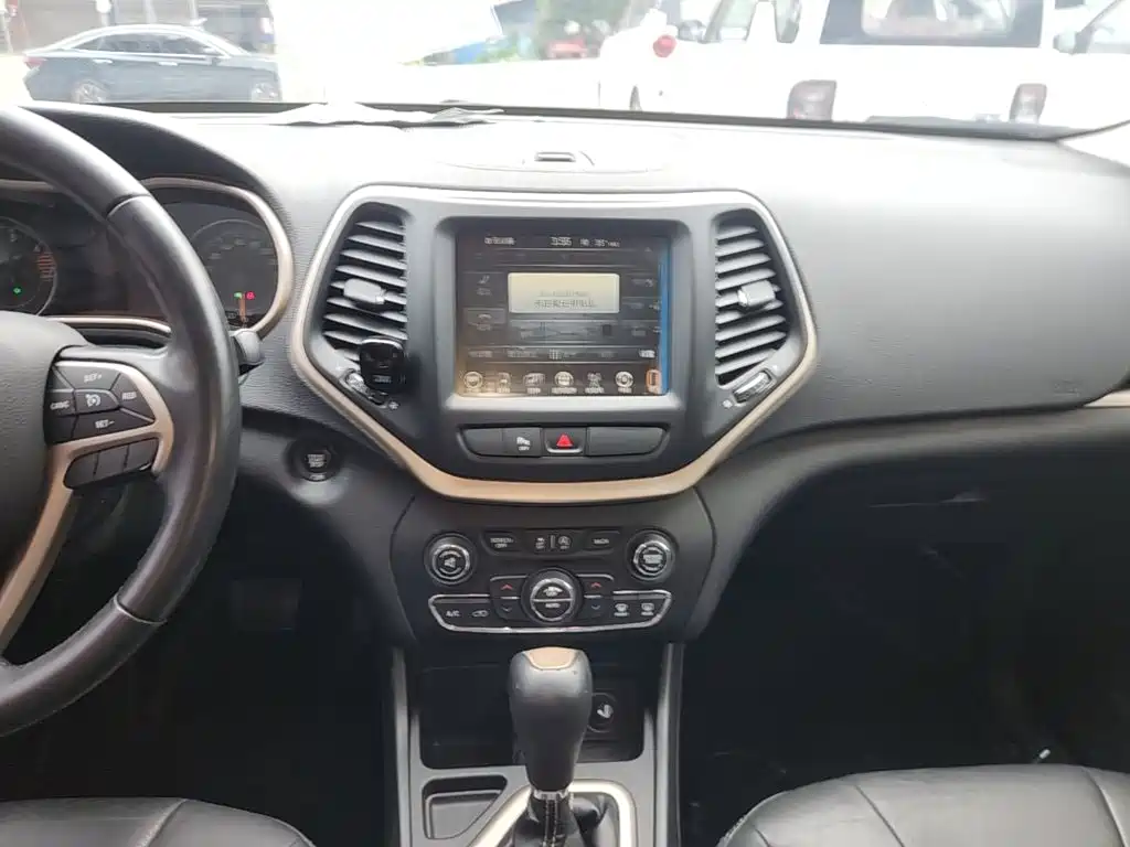 Jeep Cherokee — миниатюра 13