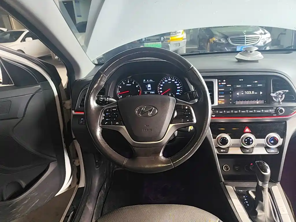 Hyundai Elantra — миниатюра 11
