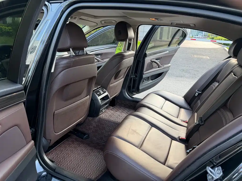 BMW 5 Series — миниатюра 11