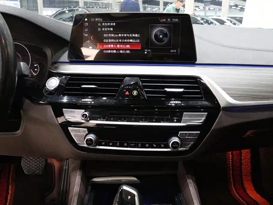 BMW 5 Series New Energy — миниатюра 11