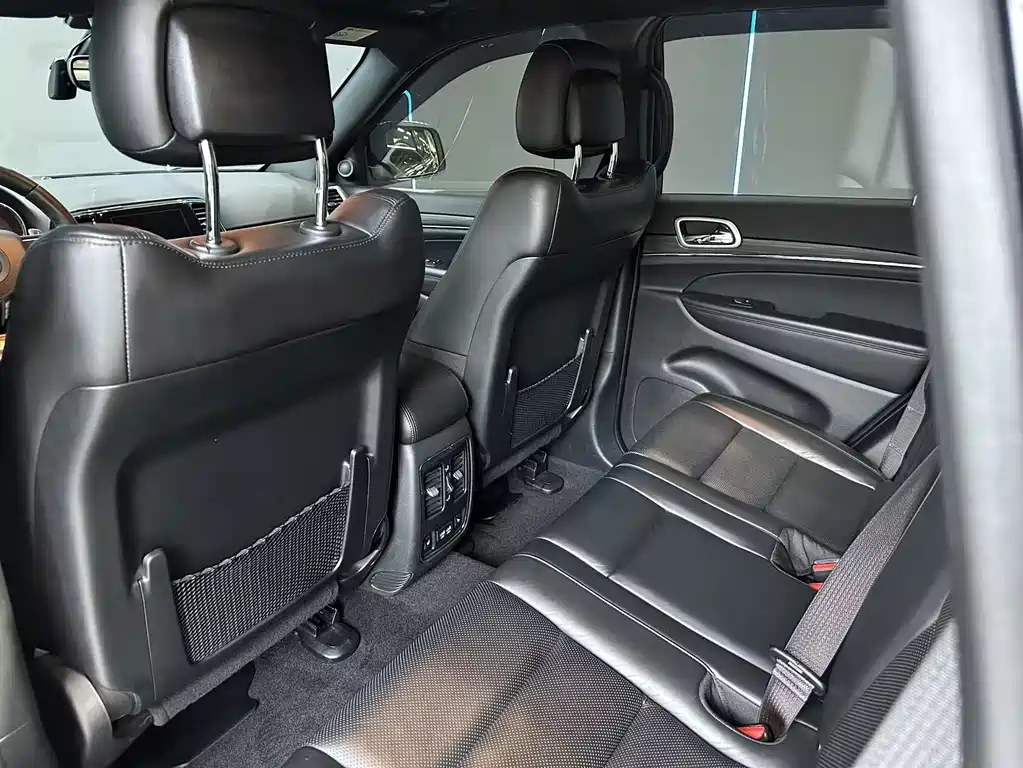 Jeep Grand Cherokee (Import) — миниатюра 10