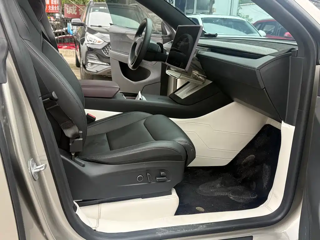 Tesla Model Y L — миниатюра 7