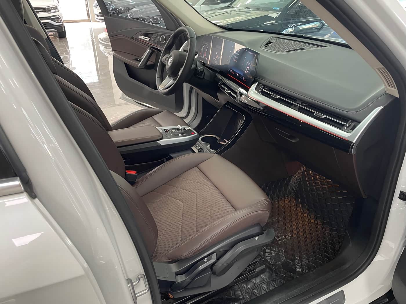 BMW X1 1.5 л 2023 г. Белый, пробег 30000 км