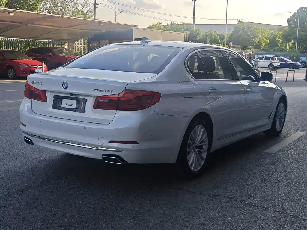 BMW 5 Series — миниатюра 4