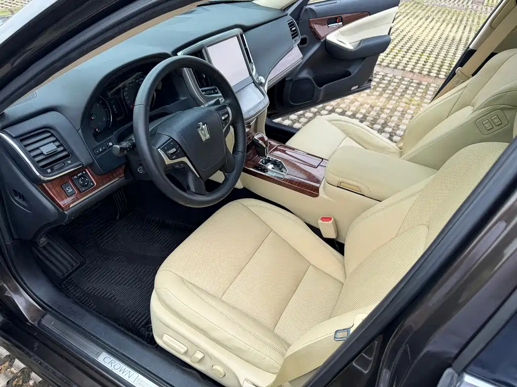 Toyota Crown — миниатюра 14