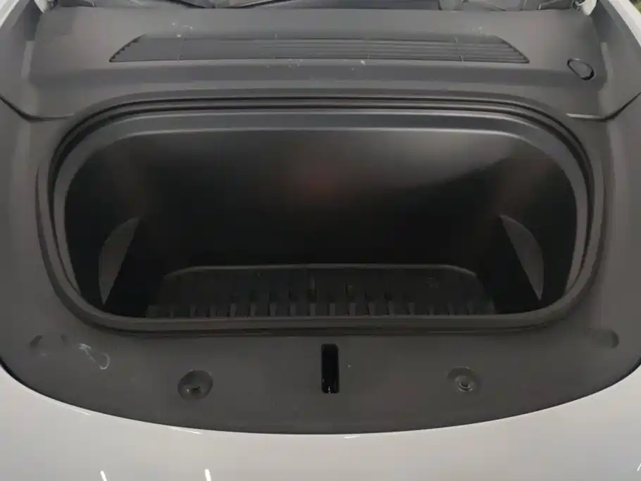 Tesla Model Y — миниатюра 10
