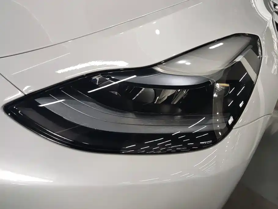 Tesla Model Y — миниатюра 5