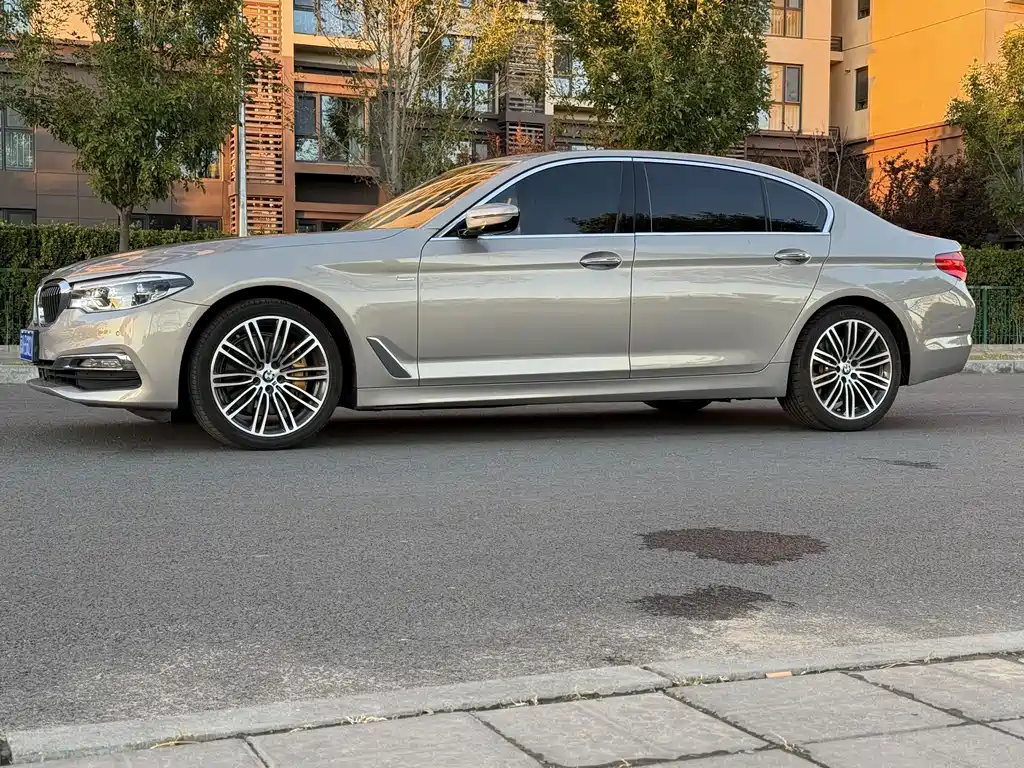 BMW 5 Series — миниатюра 10