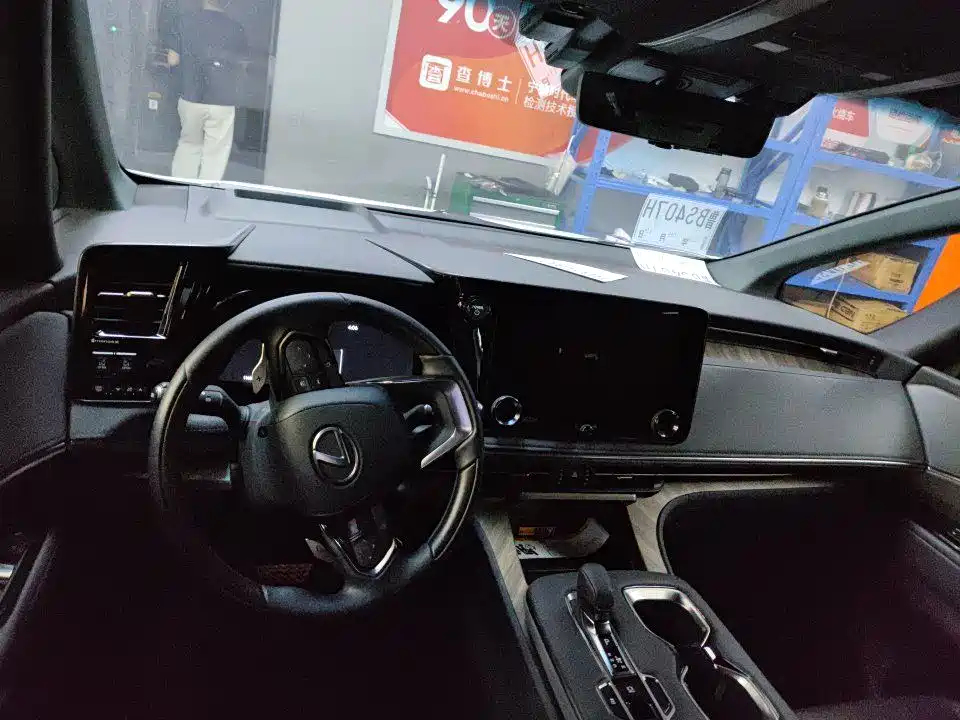 Lexus LM 2023 500h мест