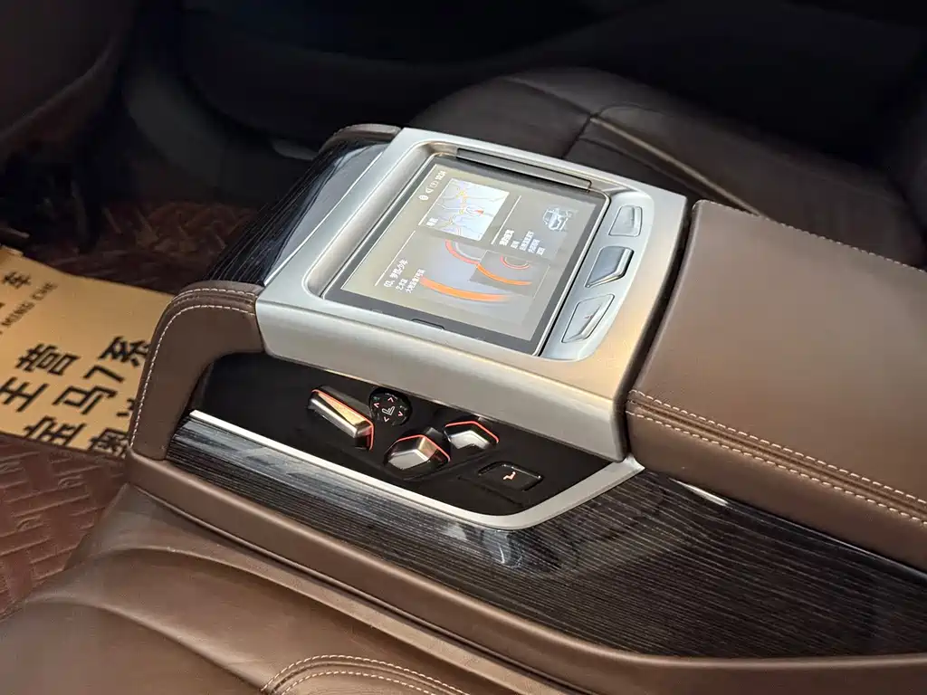 BMW 7 Series — миниатюра 11