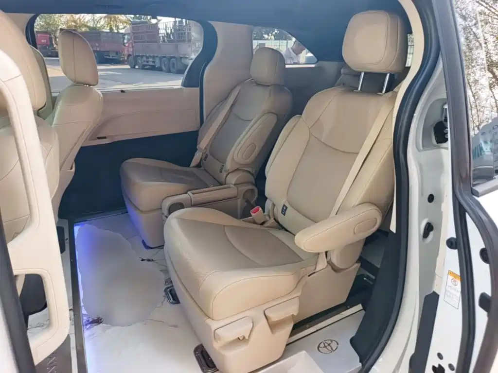 Toyota Sienna — миниатюра 17