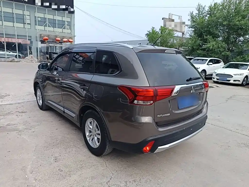 Mitsubishi Outlander 2016 2.0L 5 мест