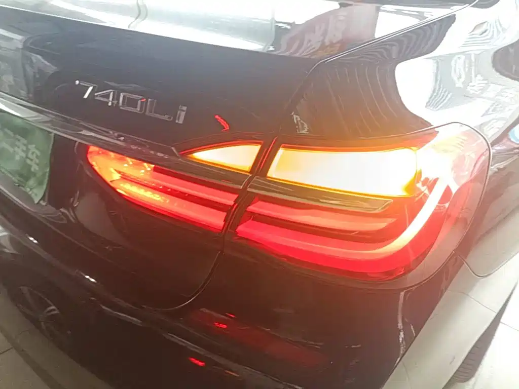 BMW 7 Series — миниатюра 8