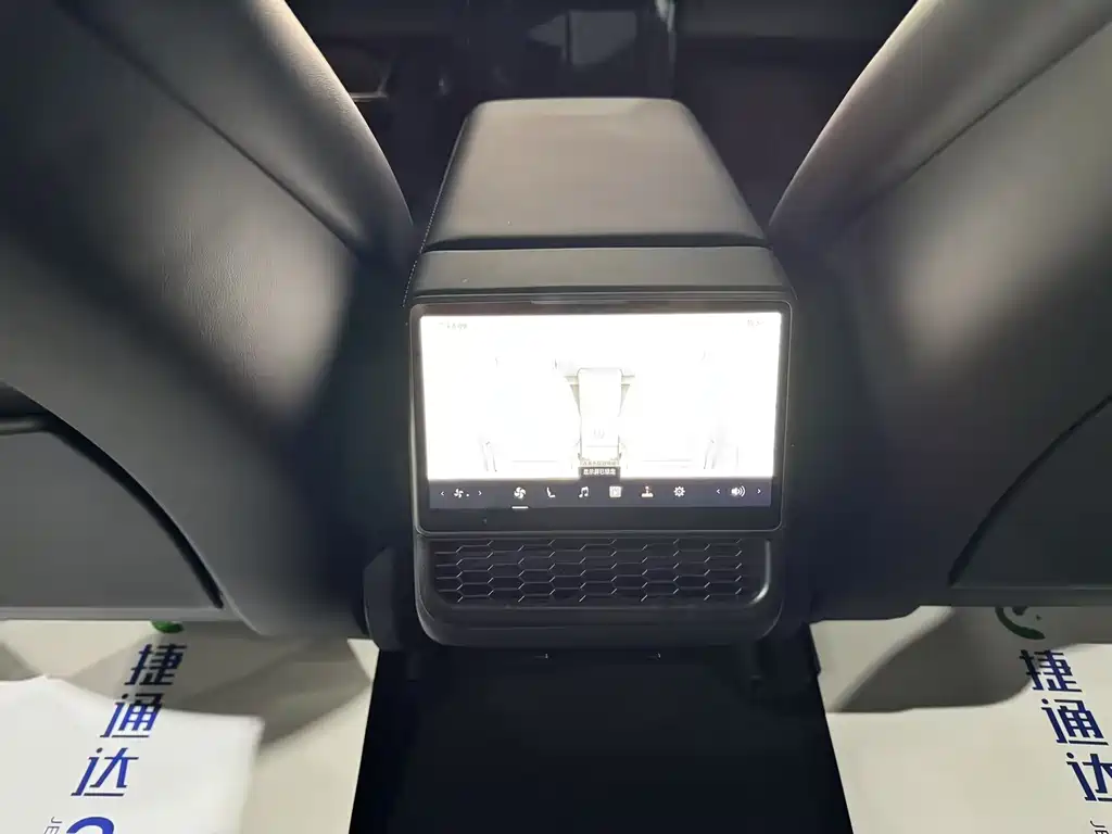 Tesla Model 3 — миниатюра 8