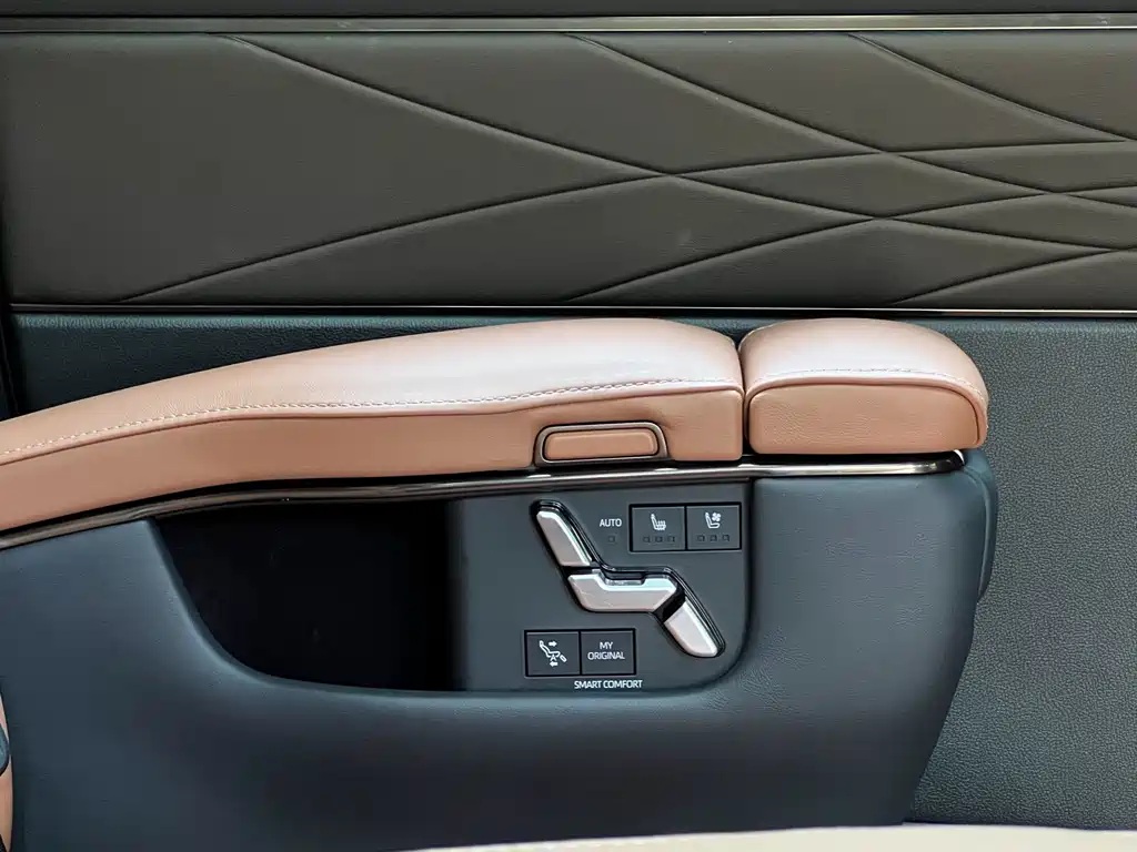 Toyota Alphard — миниатюра 25
