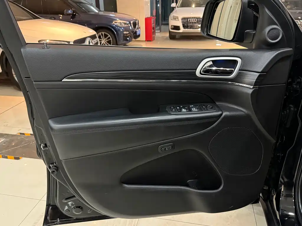 Jeep Grand Cherokee (Import) — миниатюра 4
