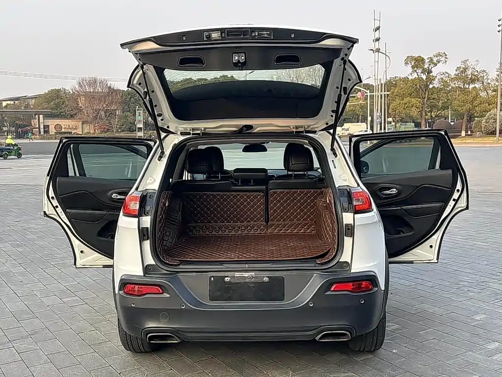 Jeep Cherokee (Import) — миниатюра 10