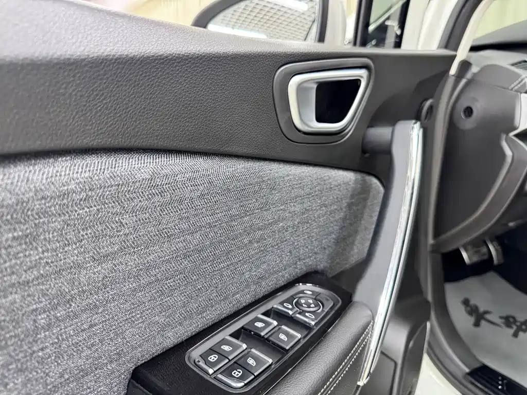 BAIC EX3 — миниатюра 8