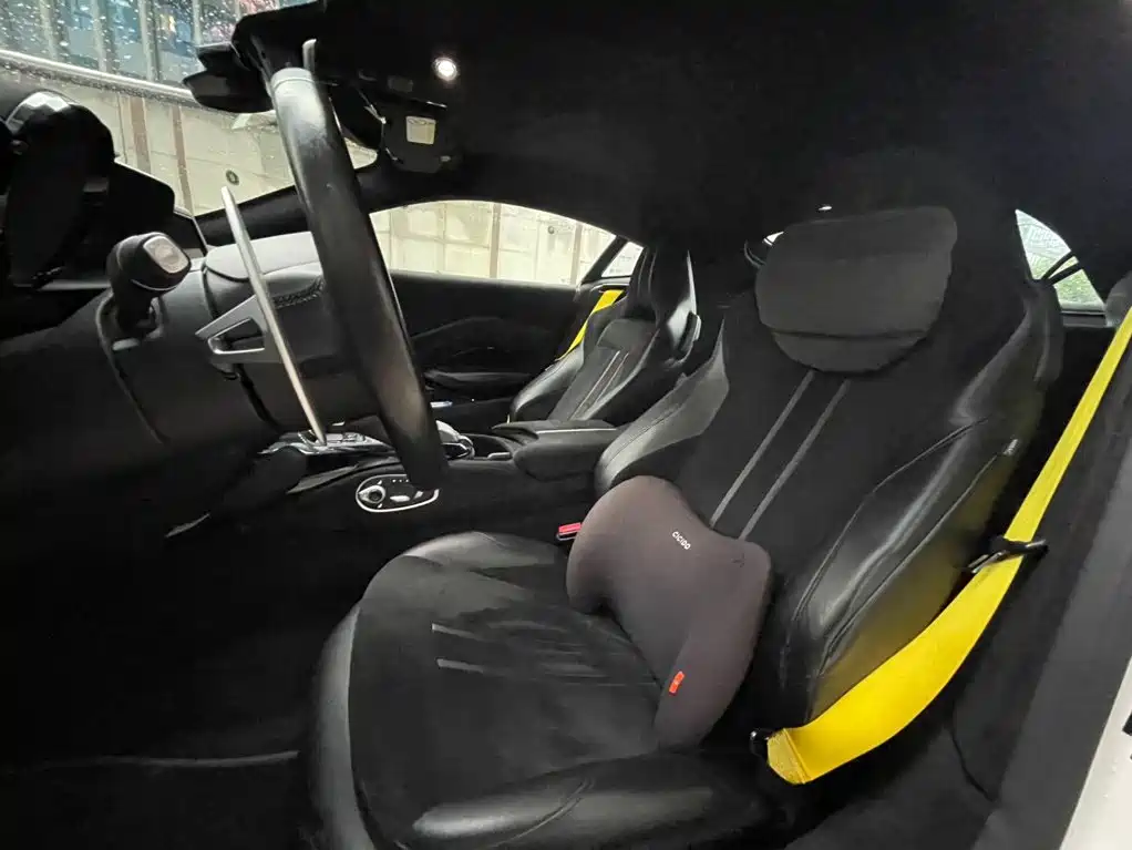 Aston Martin V8 Vantage — миниатюра 11