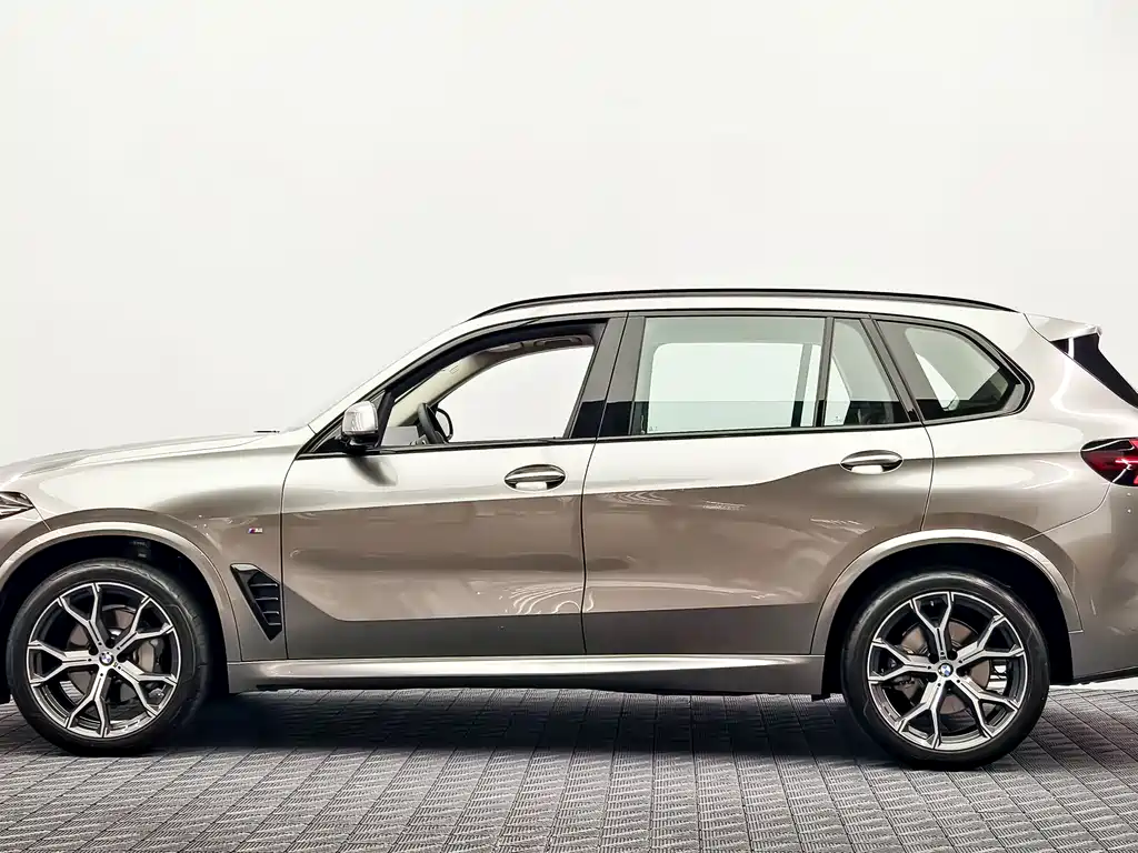 Заказать BMW X5 2026 года за 10 399 573 ₽  из Китая
