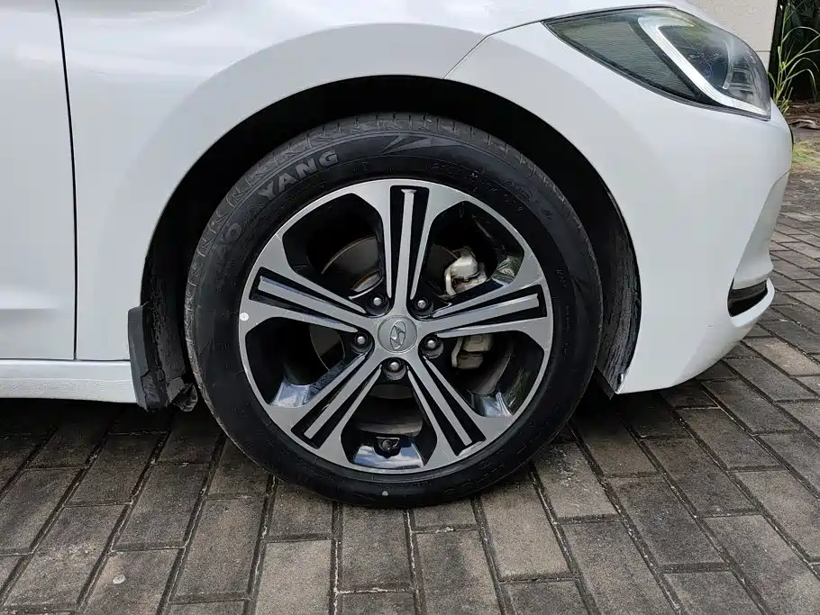 Hyundai Elantra — миниатюра 6
