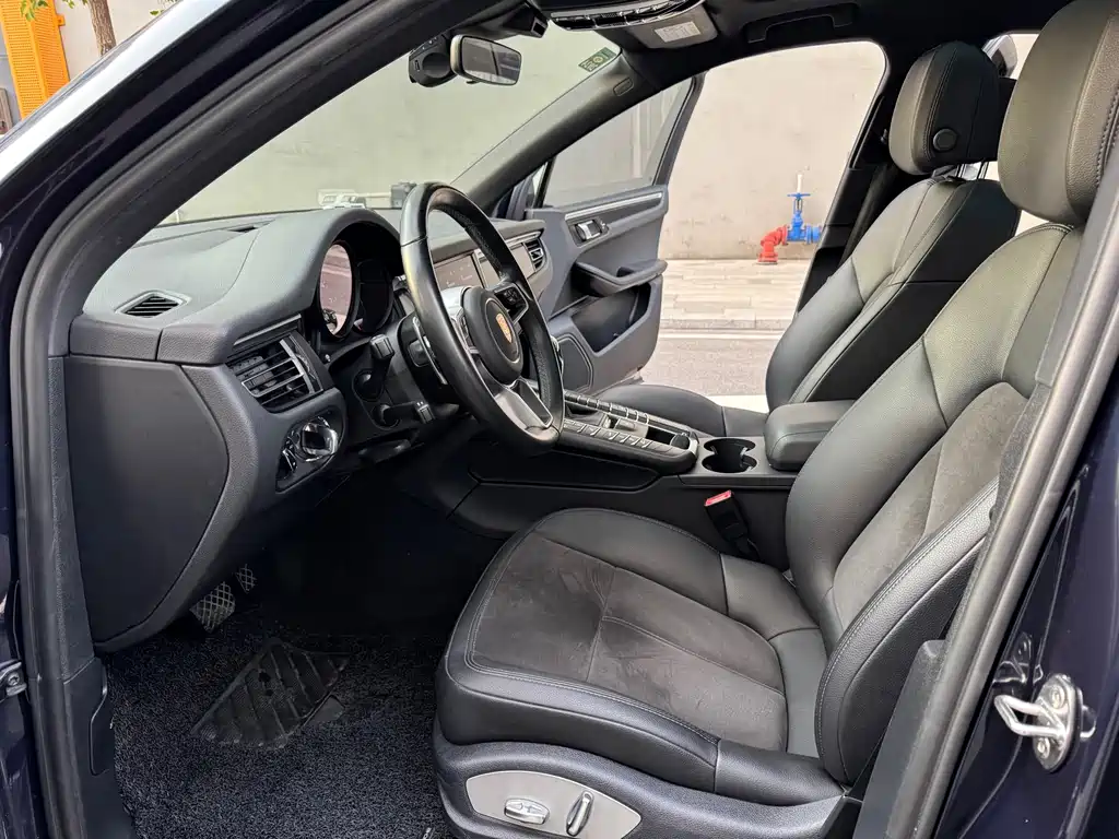 PORSCHE MACAN